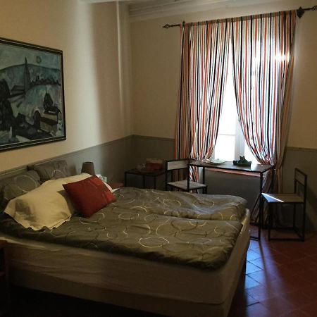 Les Hirondelles Bed & Breakfast Argeliers ภายนอก รูปภาพ